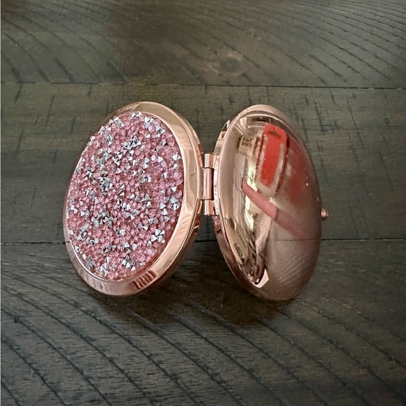 NEW!! Glam Compact Mirror - Picture 7 of 13